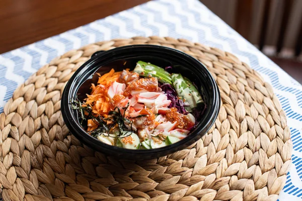 Hawaii poke bowl con salmón, arroz, surimi, aguacate, tobiko, coche — Foto de Stock