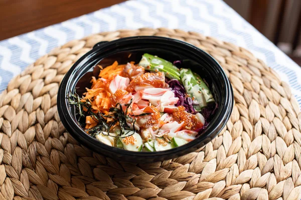 Hawaii poke bowl con salmón, arroz, surimi, aguacate, tobiko, coche — Foto de Stock