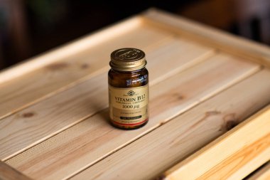 Editörden - Solgar B12 vitamini şişe bir ahşap yüzeye