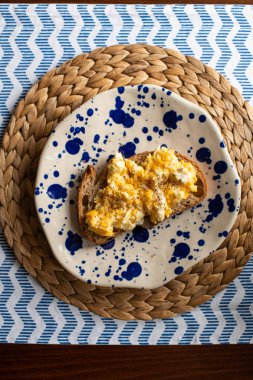 Yağda yumurta ve kızarmış ekmek.