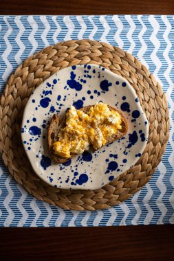 Yağda yumurta ve kızarmış ekmek.