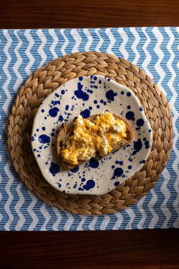 Yağda yumurta ve kızarmış ekmek.