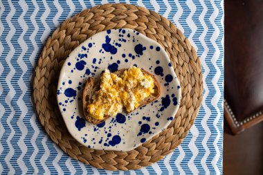 Yağda yumurta ve kızarmış ekmek.