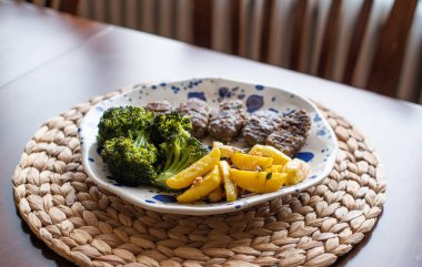 Türk ızgara köfte Aka Köfte, sebze tarafında.