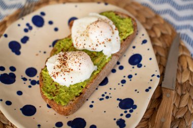haşlanmış yumurta ile avokado tost