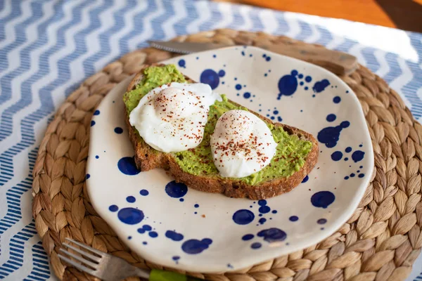 haşlanmış yumurta ile avokado tost