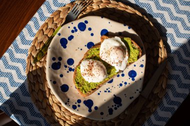 haşlanmış yumurta ile avokado tost