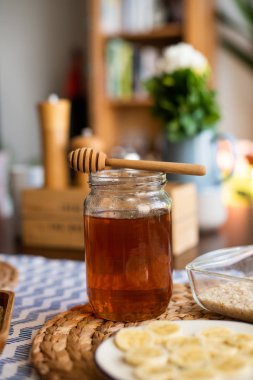 Ahşap bal ayı üstüne bal kavanozu