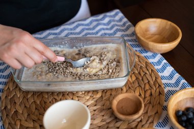 iş yerinde, pişmiş yulaf ezmesi muz, yaban mersini, wal yapma Şef