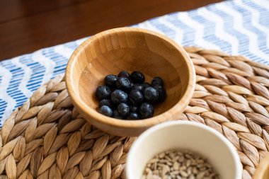 Yemek, yaban mersini bir kase için malzemeler