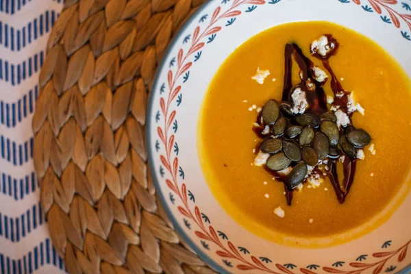 Тыквенный суп с тыквенными семечками, тыквенным маслом и сыром — стоковое фото