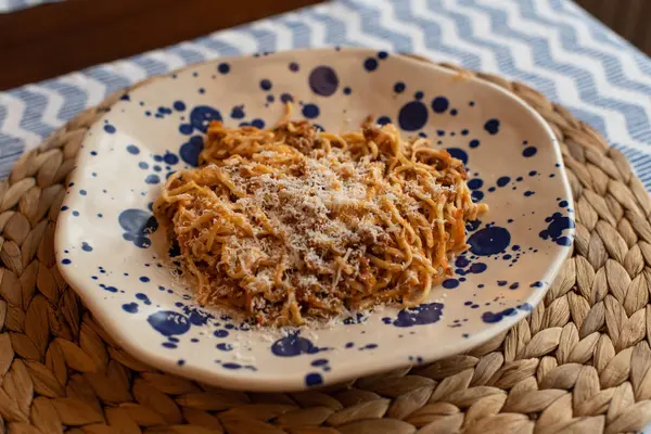 Espaguetis boloñesa casera, plato de pasta tradicional con carne a —  Fotos de Stock