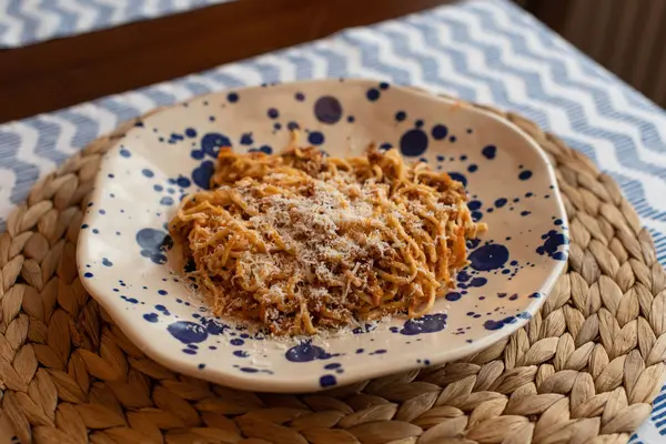 Espaguetis boloñesa casera, plato de pasta tradicional con carne a —  Fotos de Stock