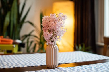 Küçük pembe vazo içinde pembe sümbül çiçeği