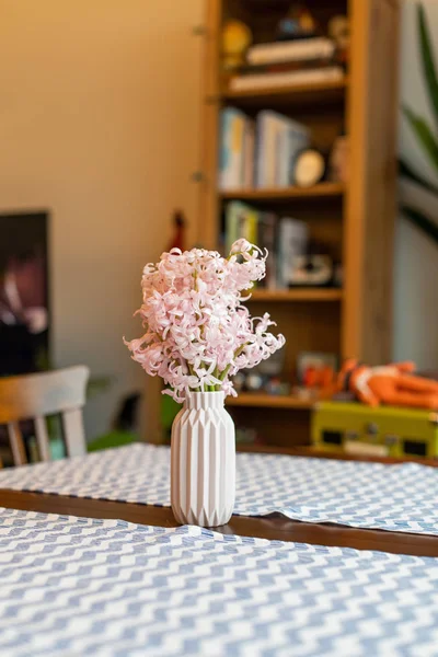 Flor de jacinto rosa en un pequeño jarrón rosa — Foto de Stock