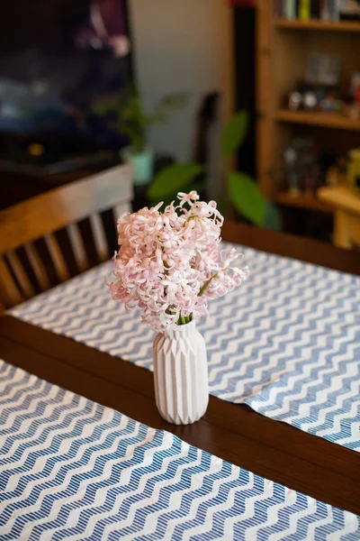 Flor de jacinto rosa en un pequeño jarrón rosa — Foto de Stock