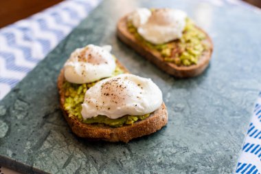 Haşlanmış yumurta ile avokado tost. Yeşil Mermer yüzey üzerinde hizmet