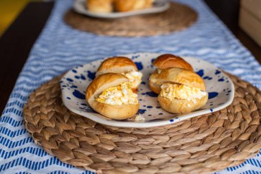 çırpılmış yumurta ile küçük sandviçler