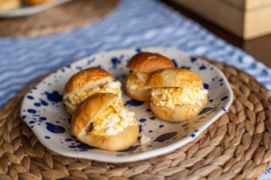 çırpılmış yumurta ile küçük sandviçler