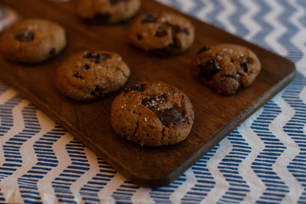 古チョコレート チャンク胡麻クッキー。塩味のクッキー. — ストック写真