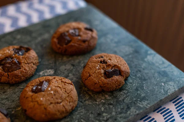 古チョコレート チャンク胡麻クッキー。塩味のクッキー. — ストック写真
