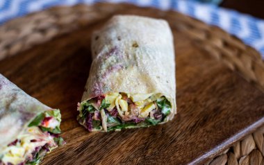 Pancar, kırmızı lahana, roka ve humus vejetaryen tamamladı 