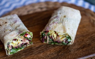 Pancar, kırmızı lahana, roka ve humus vejetaryen tamamladı 