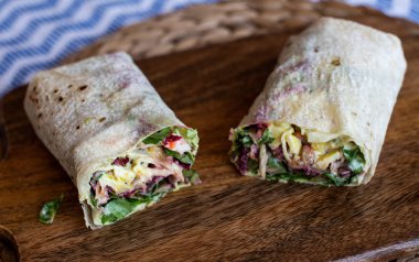 Pancar, kırmızı lahana, roka ve humus vejetaryen tamamladı 