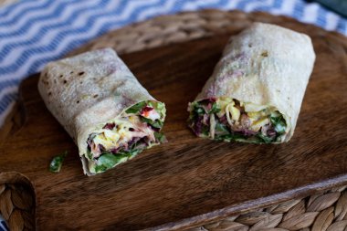 Pancar, kırmızı lahana, roka ve humus vejetaryen tamamladı 