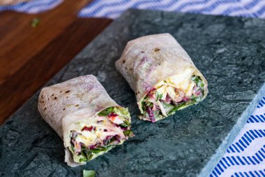Pancar, kırmızı lahana, roka ve humus vejetaryen tamamladı 