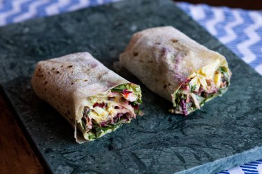 Pancar, kırmızı lahana, roka ve humus vejetaryen tamamladı 