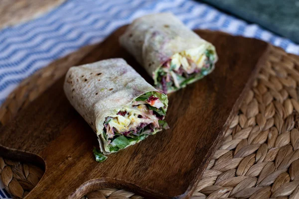 Vegetarische Wraps mit Roter Bete, Rotkohl, Rucola und Humus — Stockfoto