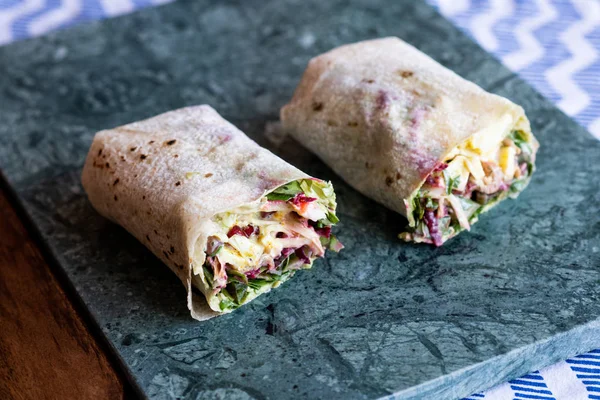 Vegetarische Wraps mit Roter Bete, Rotkohl, Rucola und Humus — Stockfoto