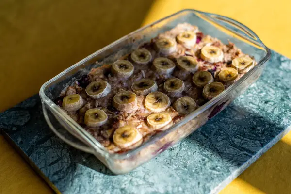 香蕉、蓝莓、核桃和葡萄干烤燕麦片. — 图库照片