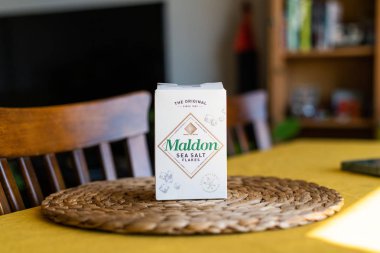 Editörden - maldon deniz tuzu kutusunu bir tablo üzerinde pul. 03/2019.
