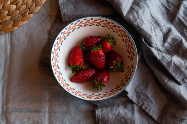 Bowl of organic strawberries — Stock Photo, Image