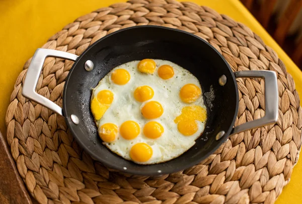 Solsidan upp vaktelägg — Stockfoto