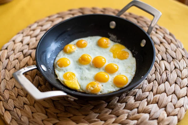 Lado soleado hasta huevos de codorniz —  Fotos de Stock