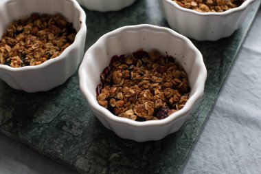 böğürtlen ve yaban mersini ile yulaf cipsi