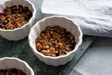 böğürtlen ve yaban mersini ile yulaf cipsi
