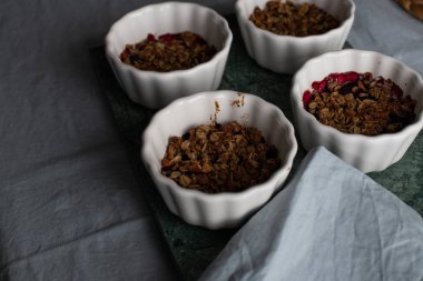 böğürtlen ve yaban mersini ile yulaf cipsi