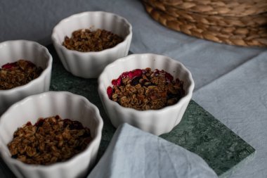 böğürtlen ve yaban mersini ile yulaf cipsi