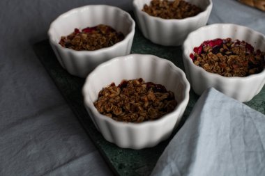 böğürtlen ve yaban mersini ile yulaf cipsi