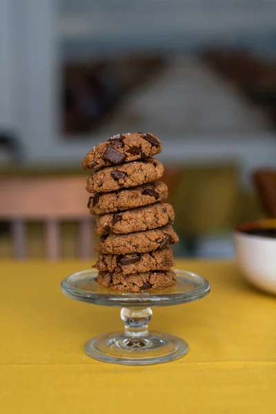 Палео-соленое шоколадное печенье тахини — стоковое фото