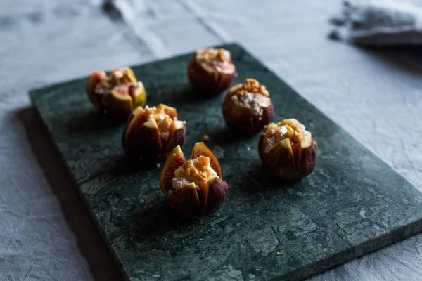 ricotta peyniri, ceviz ve bal ile doldurulmuş incir
