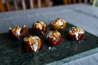 ricotta peyniri, ceviz ve bal ile doldurulmuş incir