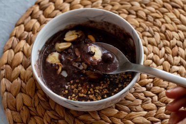 muz, yaban mersini, fıstık ezmesi ve ra ile servis acai kase