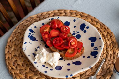 ev yapımı ricotta peyniri ile domates tost