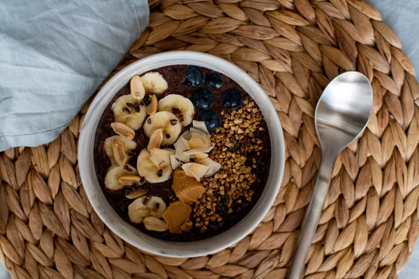 muz, yaban mersini, fıstık ezmesi ve ra ile servis acai kase