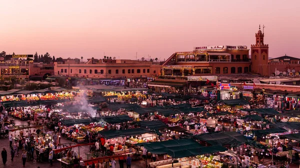 Marakeş ünlü Jamaa el Fna meydanı, Fas. Jemaa el-F